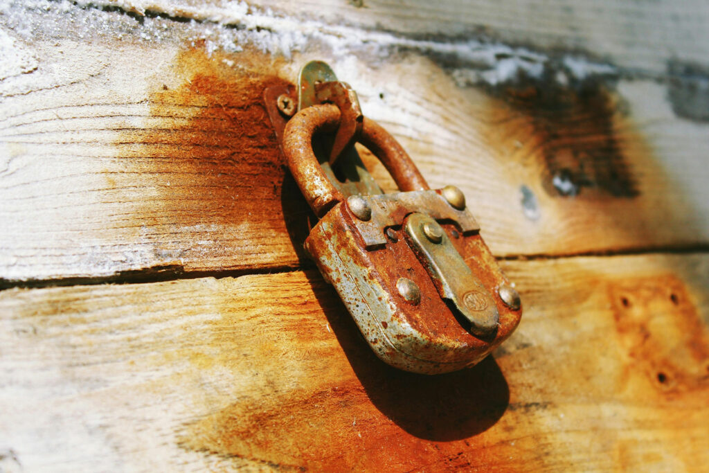 un vieux cadenas rouillé symbolisant un site Wordpress sans maintenance